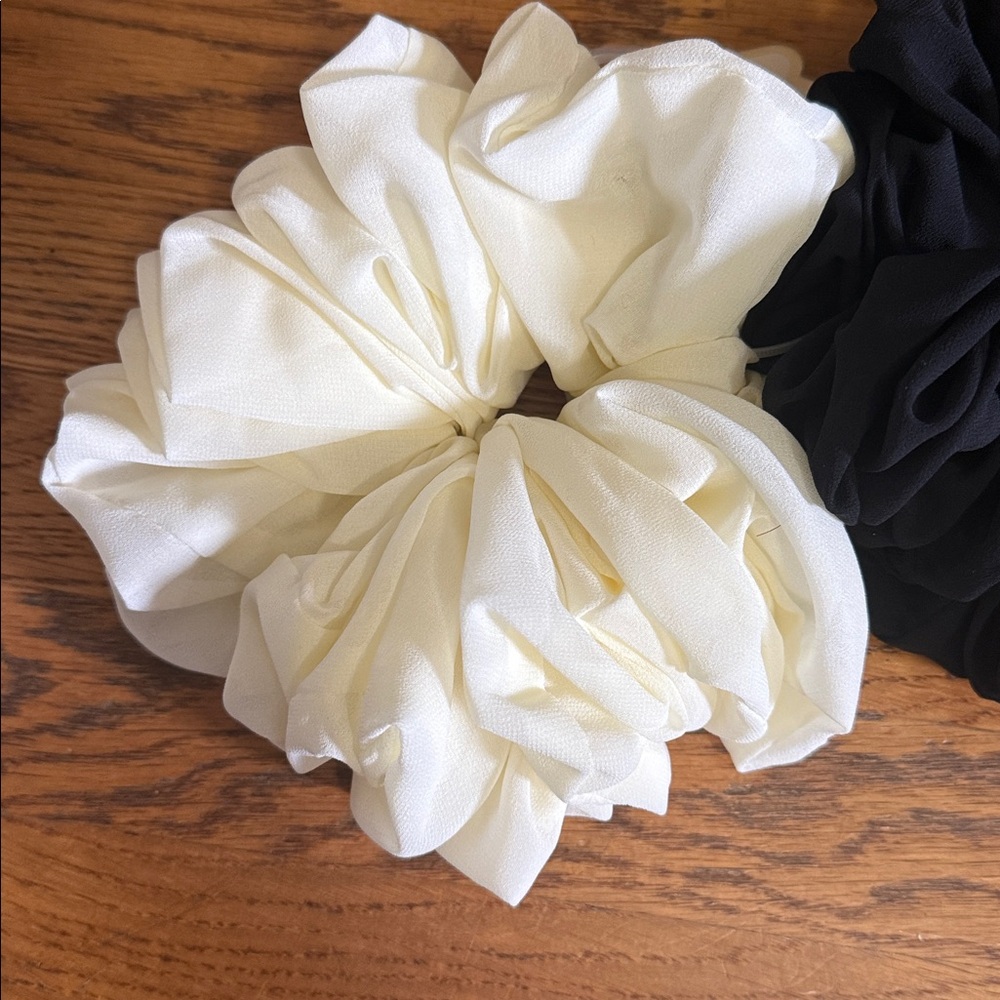 Sunday State | Black & Cream oversized Scrunchie Set NWT - Picture 2 of 5